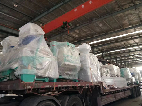 <a href=http://www.qs616.cn/products/ymjgjx/ target=_blank class=infotextkey>玉米深加工設(shè)備</a>裝車發(fā)貨